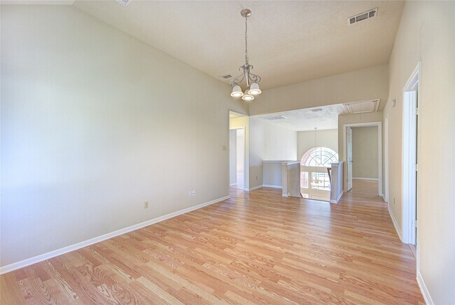 Building Photo - 13030 Richmond Ave