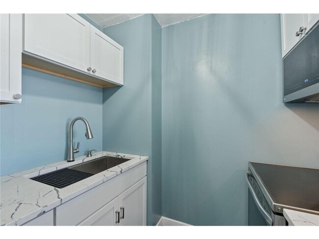 Building Photo - 66 9th St E