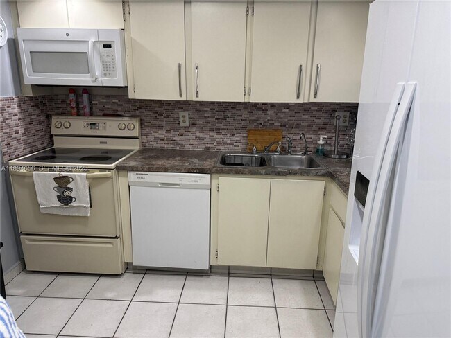 Building Photo - 8879 Fontainebleau Blvd