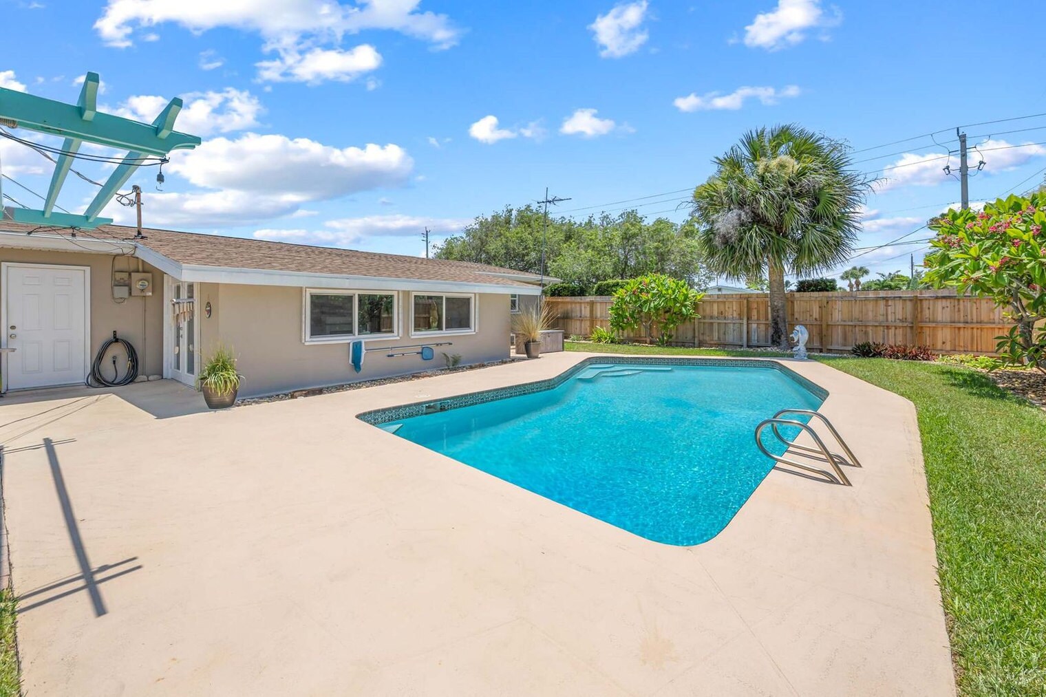 Building Photo - 128 Martin St