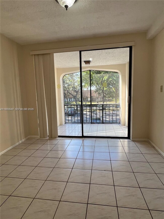 Building Photo - 3760 Inverrary Dr