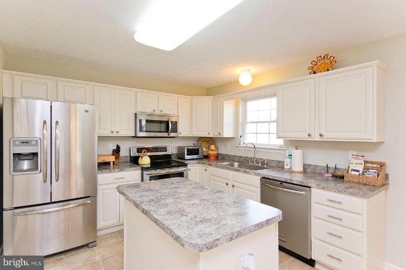 Building Photo - 2079 Honeysuckle Ln