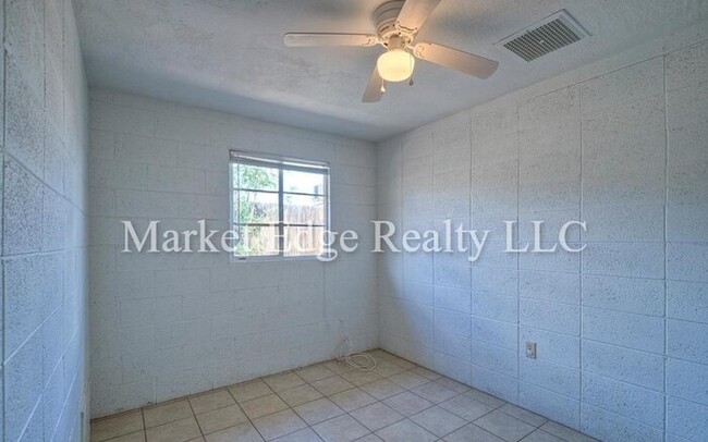 Building Photo - 3Bed/1Bath House at 15TH/Peoria! $399 MOVE...