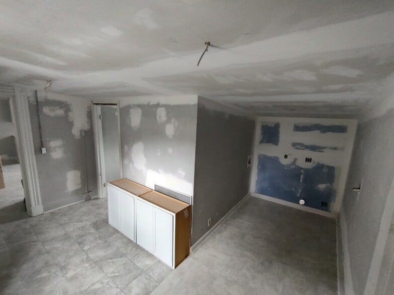 Landry Area - 208 E 9th St