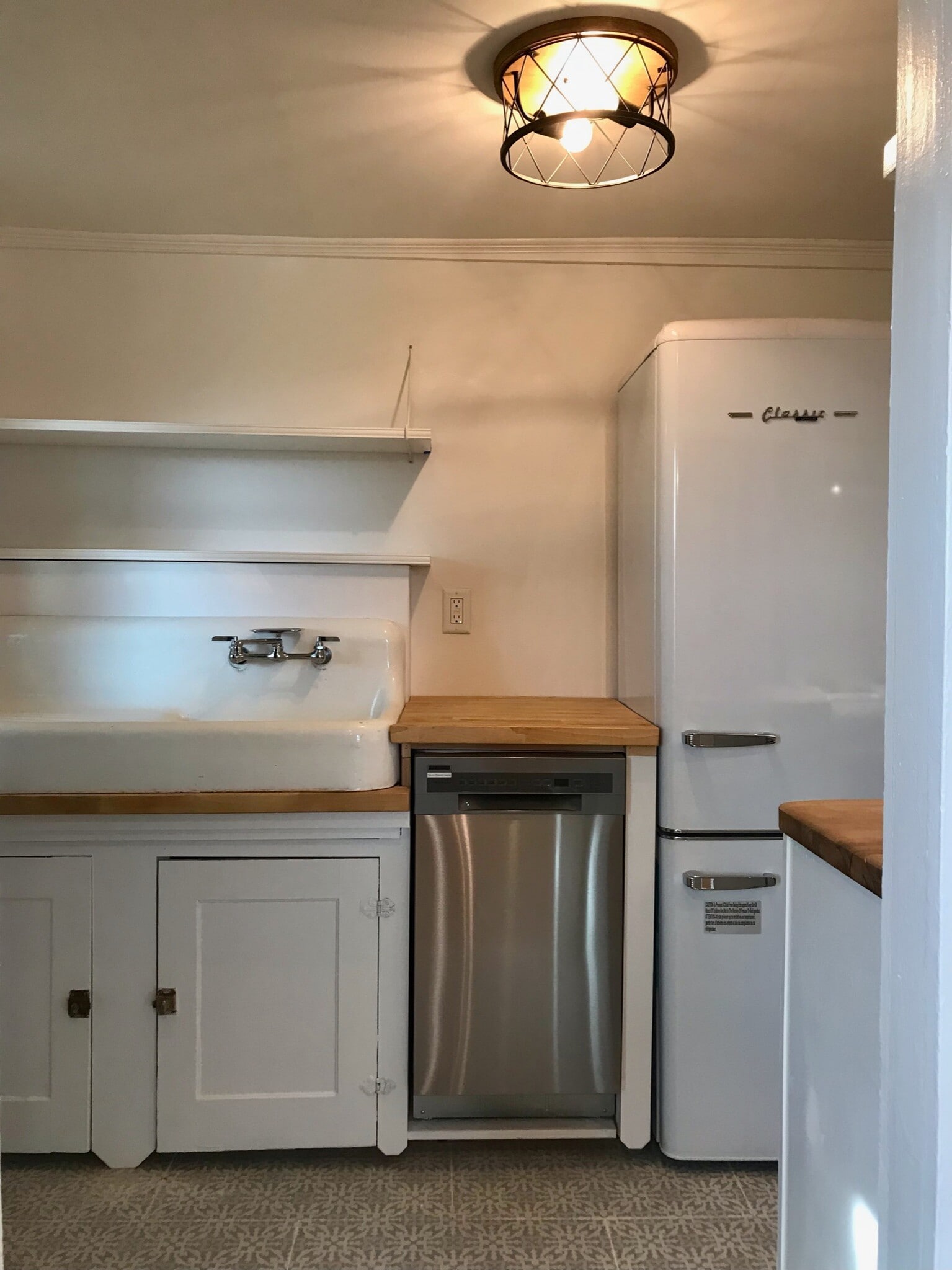 Vintage 1940s farm sink, dishwasher and classic refrigerator - 27320 Morgnec Rd