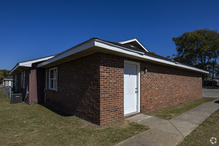 Building Photo - Redstone Garden Apartments