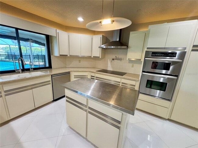 Building Photo - 3705 Torrey Pines Blvd