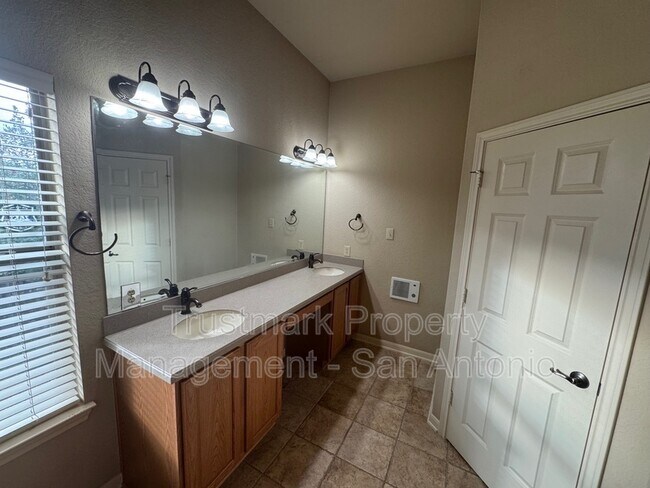 Building Photo - 450 Flippin Estates