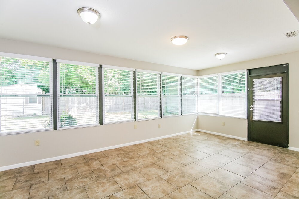 Building Photo - 5286 Enfield Ave