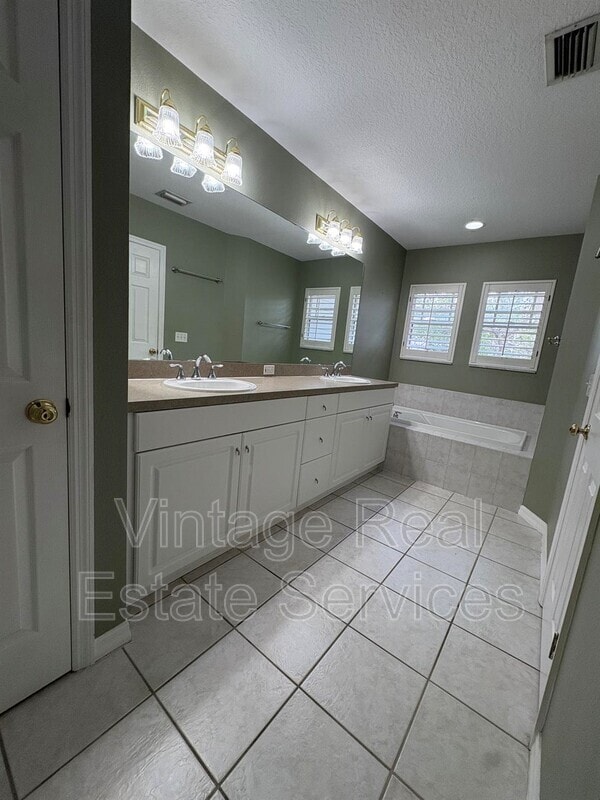 Building Photo - 2856 Bayshore Trails Dr