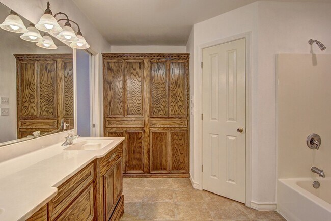 Building Photo - 2418 Handlin Dr