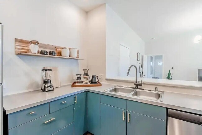 Building Photo - 1704 S Akard St