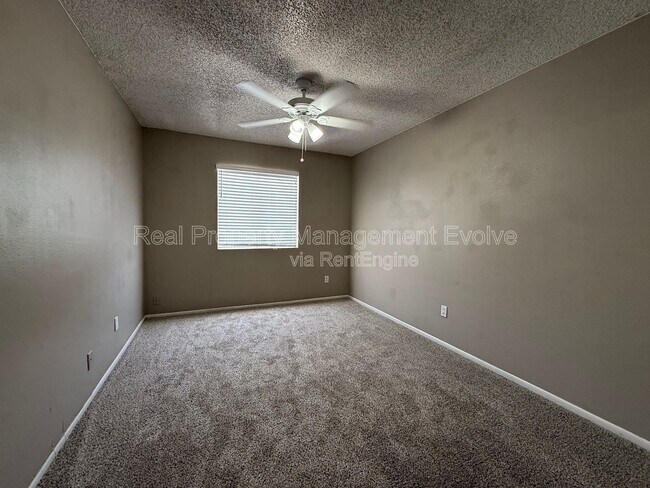 Building Photo - 815 E Grovers Ave