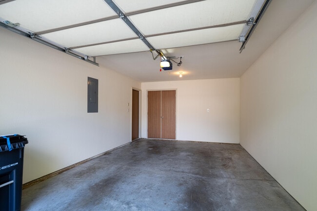 Building Photo - 601 Glenstone Dr