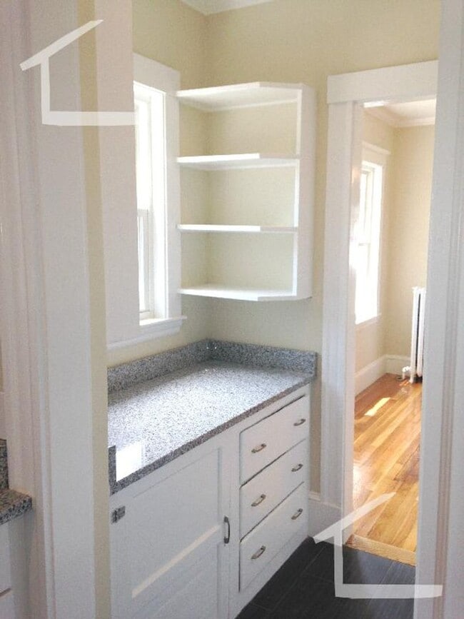 Building Photo - Large 4 bed in Oak Square