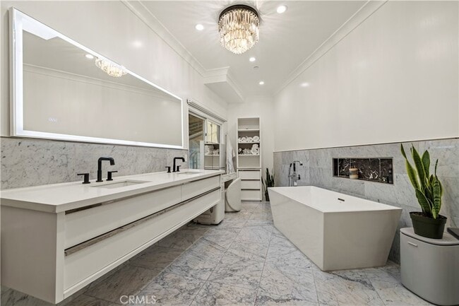 Building Photo - 4000 Bouquete St