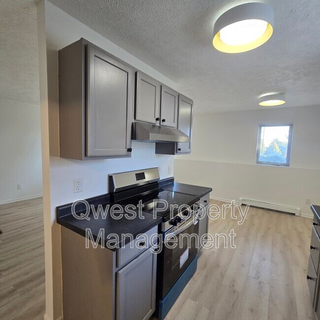 Primary Photo - 3829 Silver Lake Rd