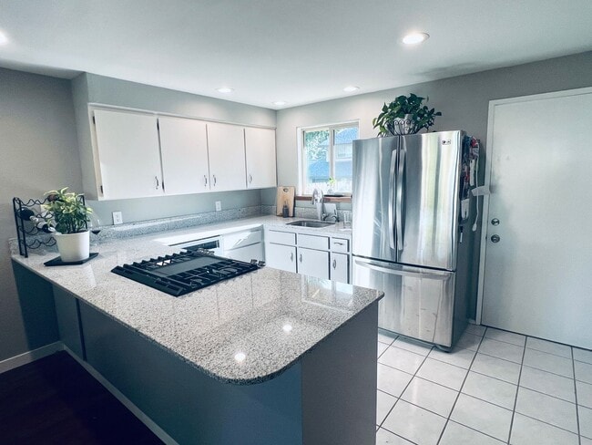 Building Photo - 2 bedroom, 2 bath short term 3-6 month ren...
