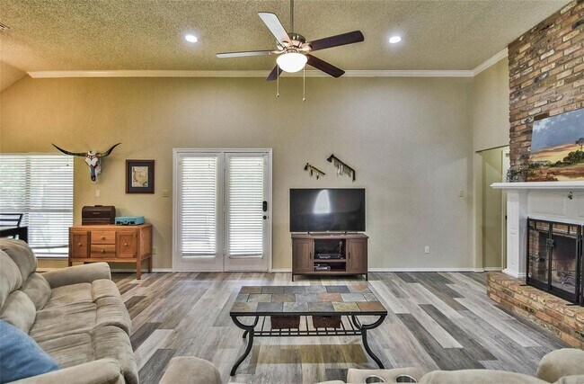 Building Photo - Beautiful Home on Mature Tree'd Lot  in We...