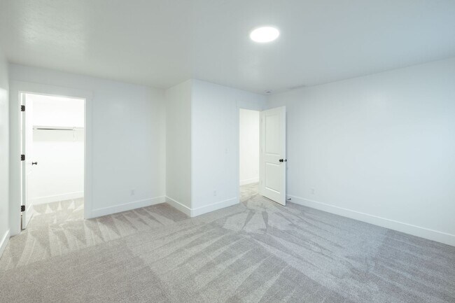 Building Photo - $500 off first month's rent. If rented before the end of AUGUST!!BRAND NEW 5 BED 3 BATH TWIN HOME