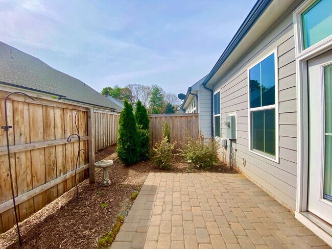 Building Photo - GORGEOUS TOWNHOME IN SOUTH PARK