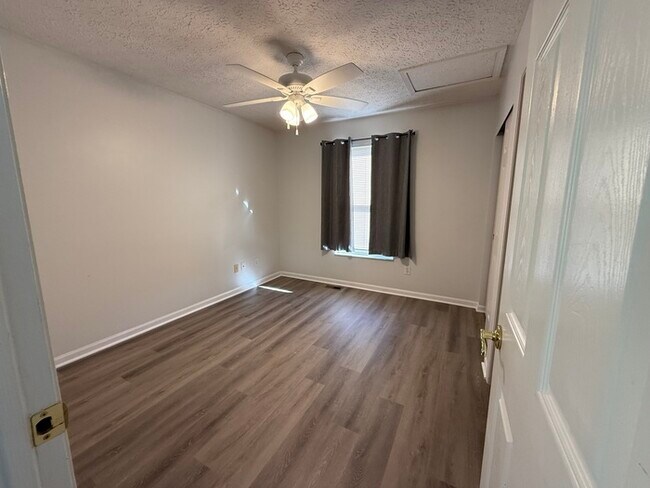 Building Photo - Updated 3 Bed, 2.5 Bath Home