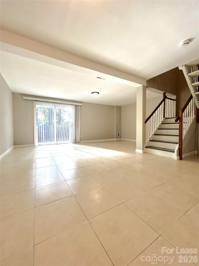 Building Photo - 9620 Vinca Cir