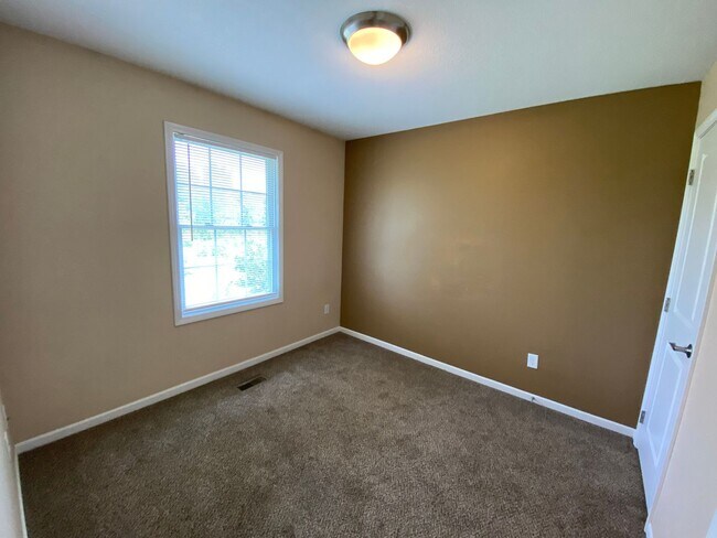 Building Photo - Fox Run Townhomes 1