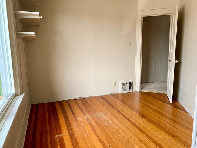 Building Photo - 113 Saint Anthony St N