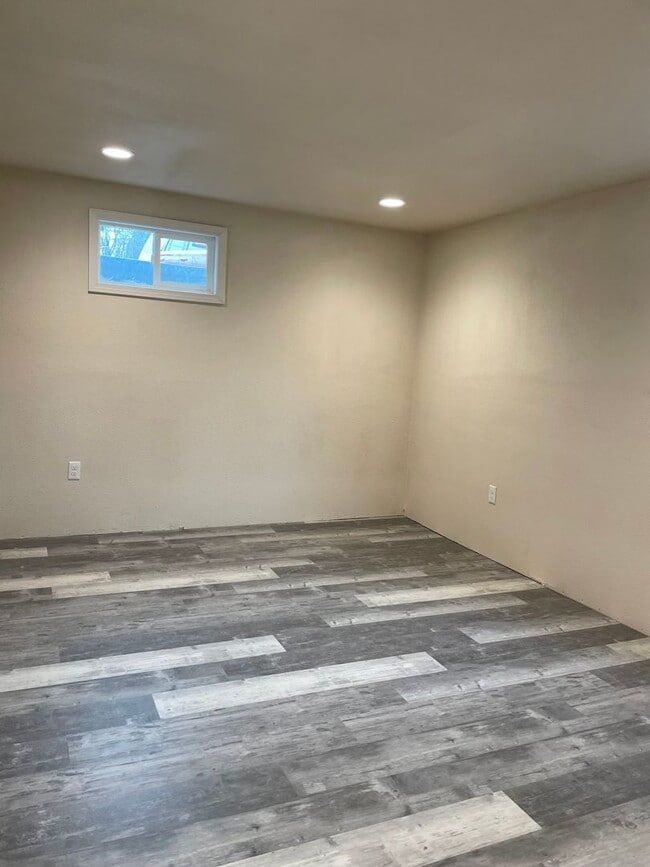 Building Photo - 1 Bedroom, 1 bath lower basement apartment!