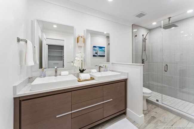 Building Photo - 2051 NE Ocean Blvd