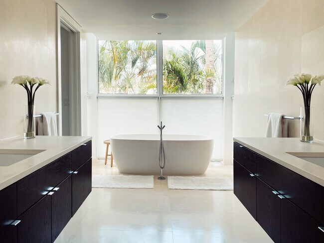 Building Photo - 243 Venetian Dr