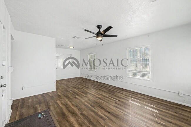 Building Photo - 2401 W Monroe St