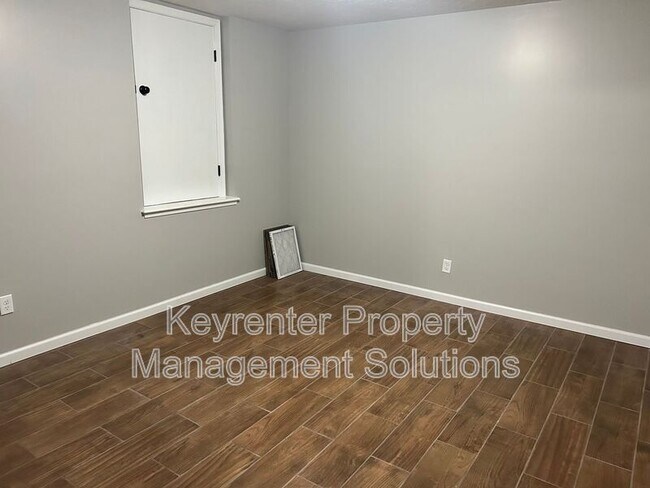 Building Photo - 33 Oak Ln