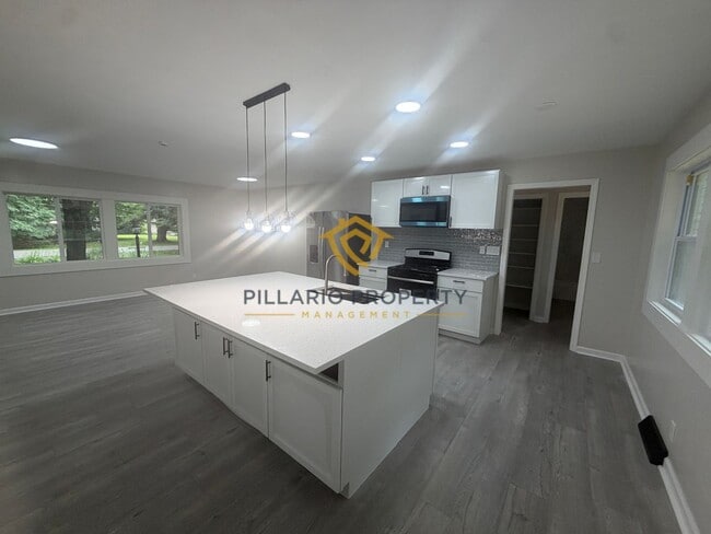 Building Photo - 2706 Lakewood Dr N