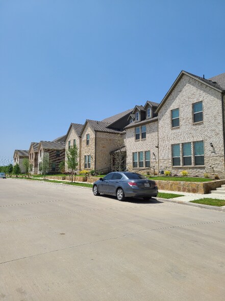 Building Photo - 6820 Meadow Crest Dr
