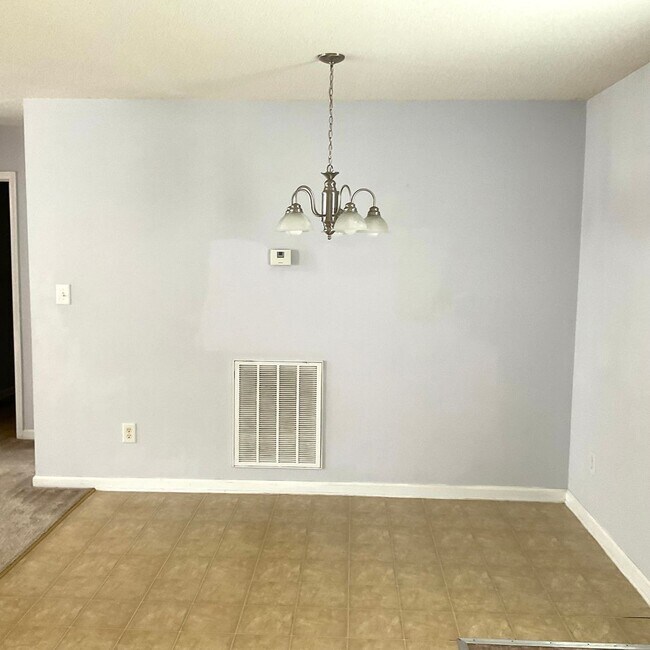 Building Photo - 3 Bedrooms, 2 Baths Home For Rent in Newton NC with 2 car garage