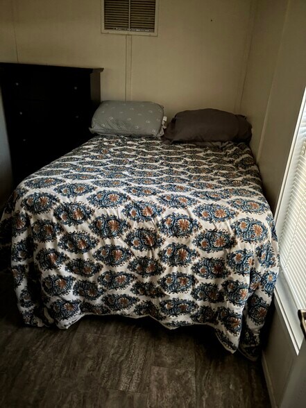 Building Photo - 39600 Knob Hill Rd