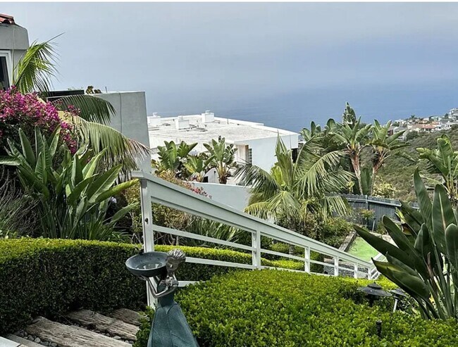 Building Photo - Azari PM-Juccuzi- half acre luxurious landscape-fully chic furniture -  massive lot , 18 fruit tr...