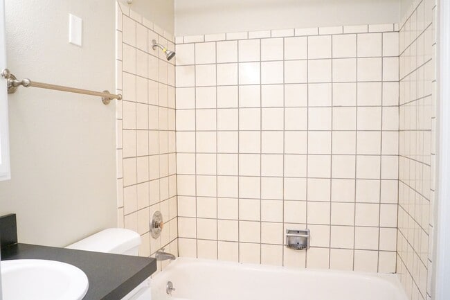 Building Photo - Close in SE Trendy Buckman - Updated 1st Floor 1 Bedroom!