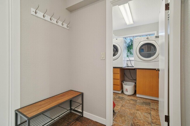 Building Photo - 5408 Sunset Ave