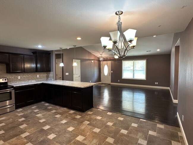 Building Photo - 4 Bed 2 Bath FOR RENT in Waynesville
