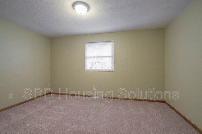 Building Photo - 9519 E 18 St S