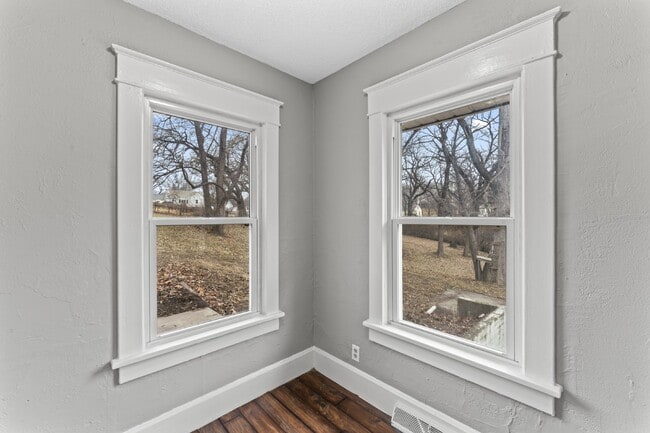 Building Photo - COMING SOON!! Charming 2-Bedroom Haven in Kansas City Northland!