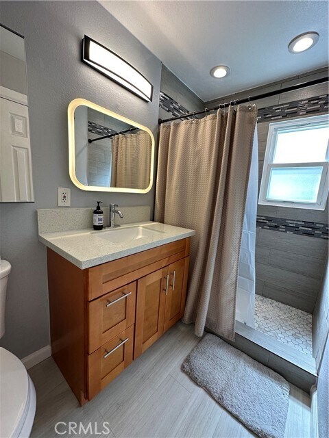 Building Photo - 226 E Tamarack Ave