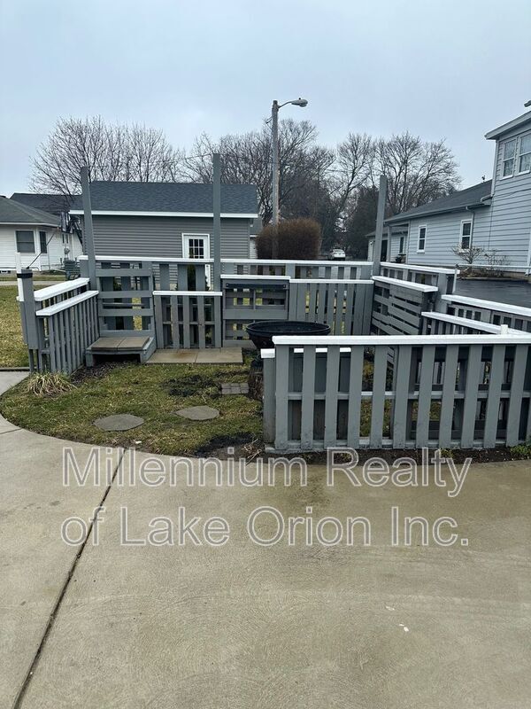 Building Photo - 2 Pleasant St