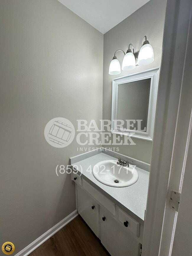 Building Photo - 2-Bed 1.5-Bath Townhome