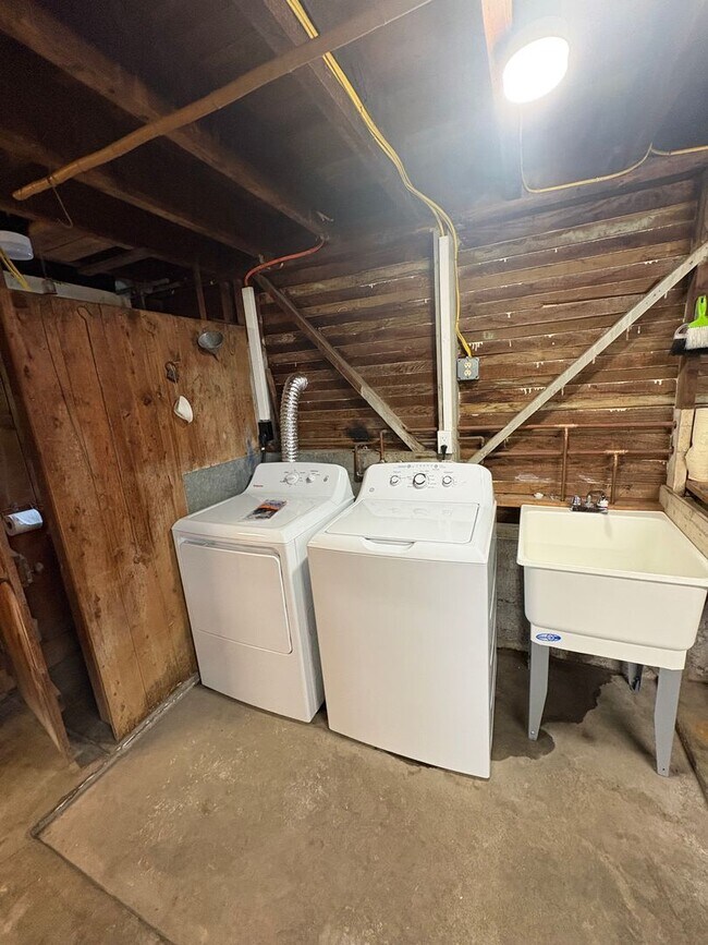 Building Photo - Beautiful 2 bedroom, 1.5 bath located in central Hilo town