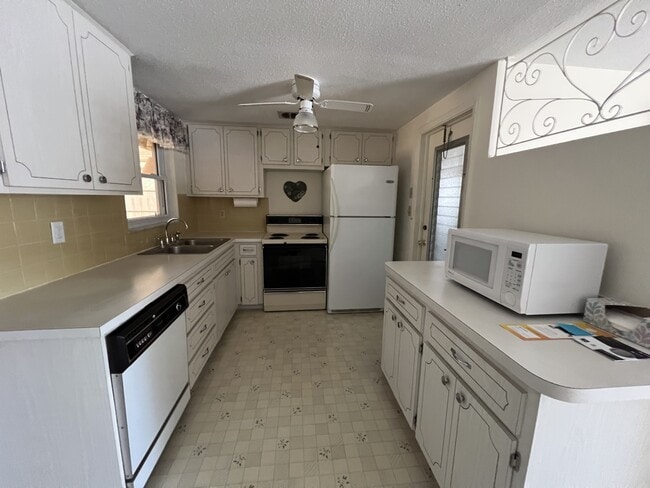 Building Photo - 10802 Laburnum Dr