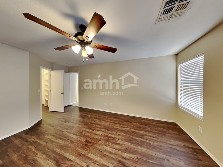 Building Photo - 2256 E Hazeltine Way